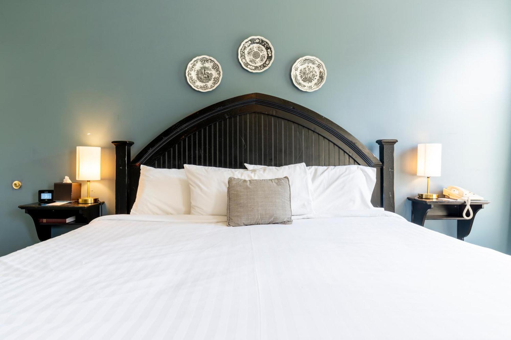 Deluxe Room,1611075721:JPEG